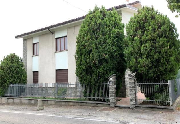 Casa Nebieu In Edificio Indipendente Nel Centro Di Monforte Monforte dʼAlba Eksteriør bilde