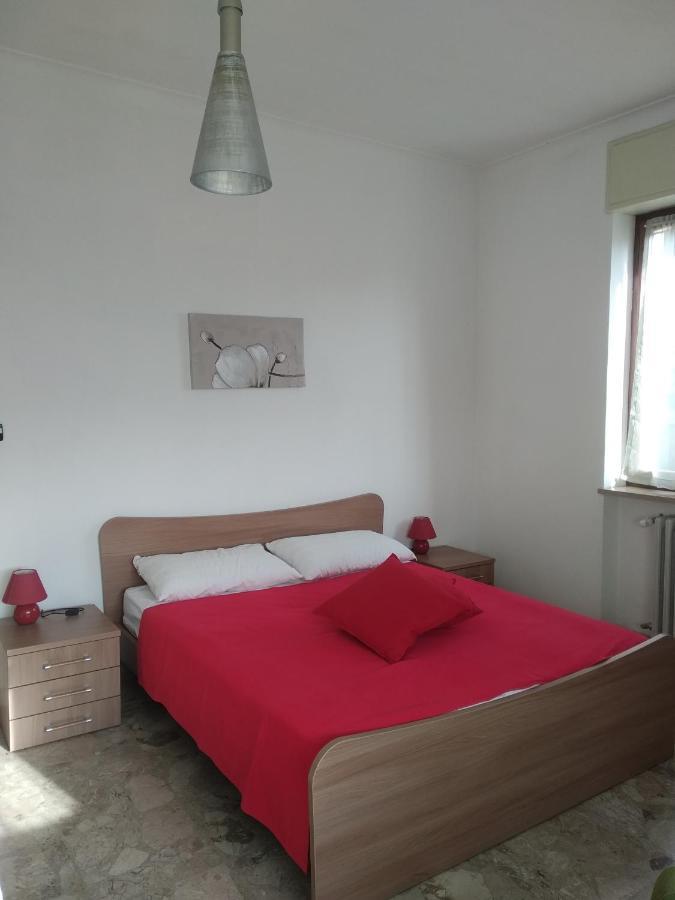 Casa Nebieu In Edificio Indipendente Nel Centro Di Monforte Monforte dʼAlba Eksteriør bilde